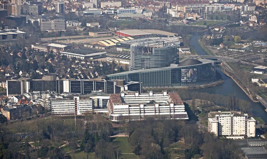 Nuotrauka 8: EE2014 - Set up of the Go to Vote campaign banners in Strasbourg