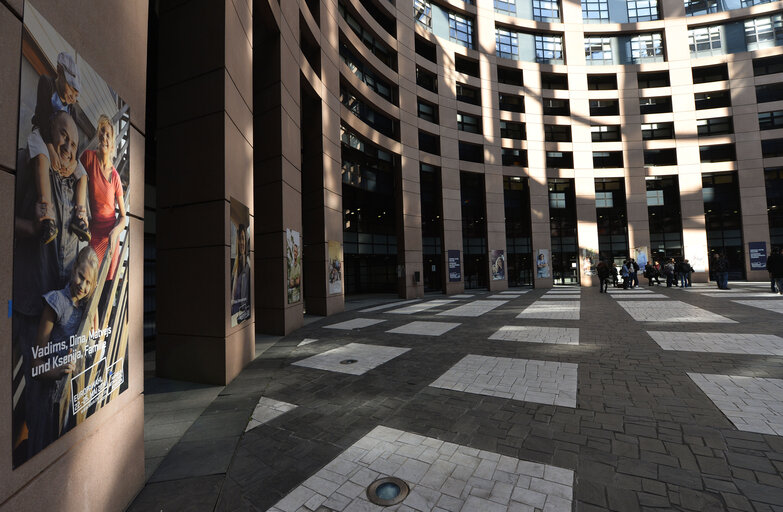 Nuotrauka 4: EE2014 - Set up of the Go to Vote campaign banners in Strasbourg