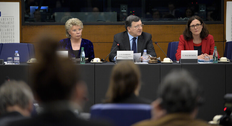 Φωτογραφία 22: Press conference with President BARROSO, Vice President REDING and Commission MALSTORM