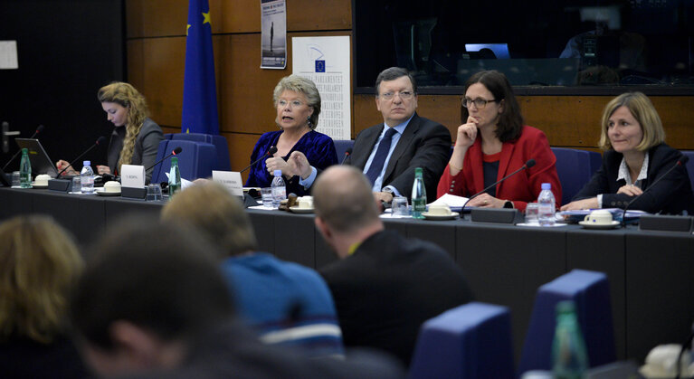 Φωτογραφία 16: Press conference with President BARROSO, Vice President REDING and Commission MALSTORM