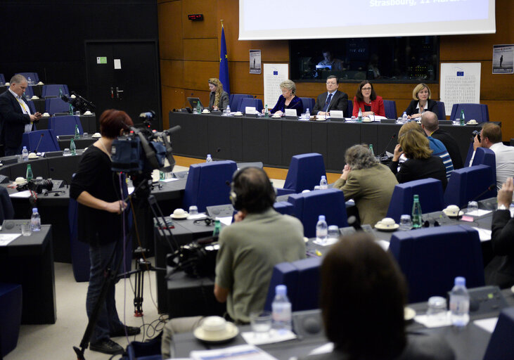 Φωτογραφία 9: Press conference with President BARROSO, Vice President REDING and Commission MALSTORM