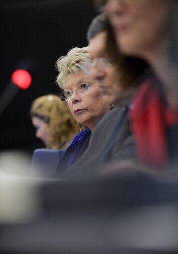 Φωτογραφία 11: Press conference with President BARROSO, Vice President REDING and Commission MALSTORM