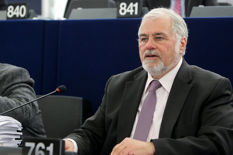 Foto 4: Konstantino POUPAKIS  during the vote in plenary