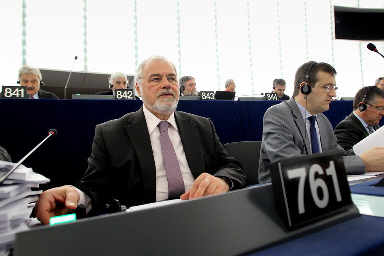 Fotografi 7: Konstantino POUPAKIS  during the vote in plenary