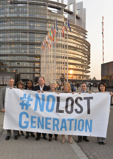 Fotografi 3: Demonstration in support of the NO LOST GENERATION Campaign. The No Lost Generation is a critical strategy designed to support the education and protection of children affected by the conflict in Syria, mobilizing resources and implementing critical initiatives on the ground to equip children with the skills and provide the psychological support needed for them to help shape a better, peaceful future for Syria and the region.