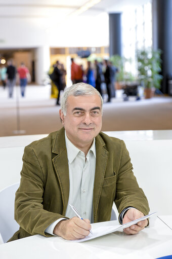 Fotografi 7: MEP Nikos CHRYSOGELOS at the European Parliament in Brussels