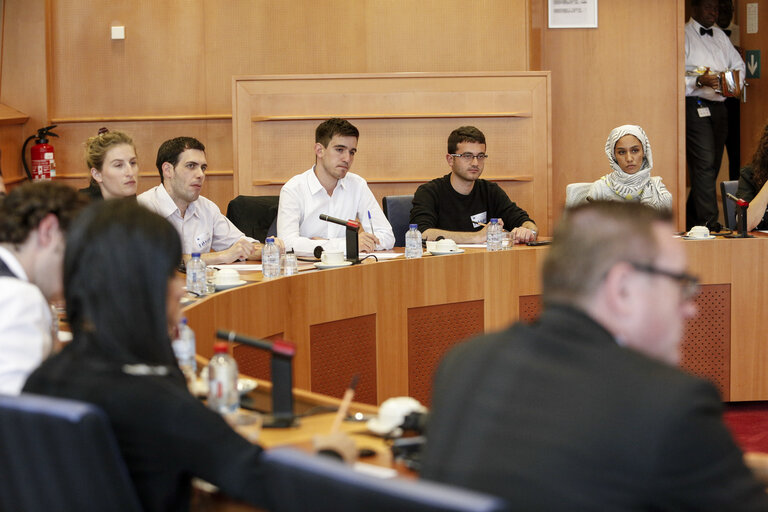 Foto 1: Martin SCHULZ - EP President with Students from Avi Primor
