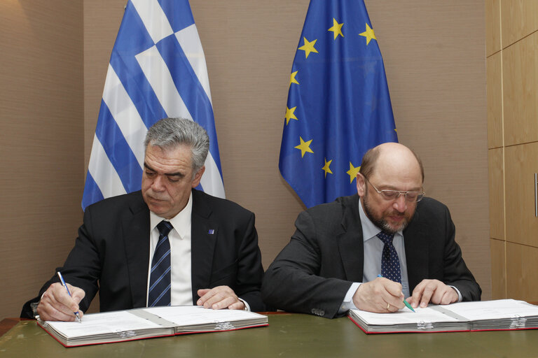 Fotografija 5: LEX Signing including Tobacco Directive