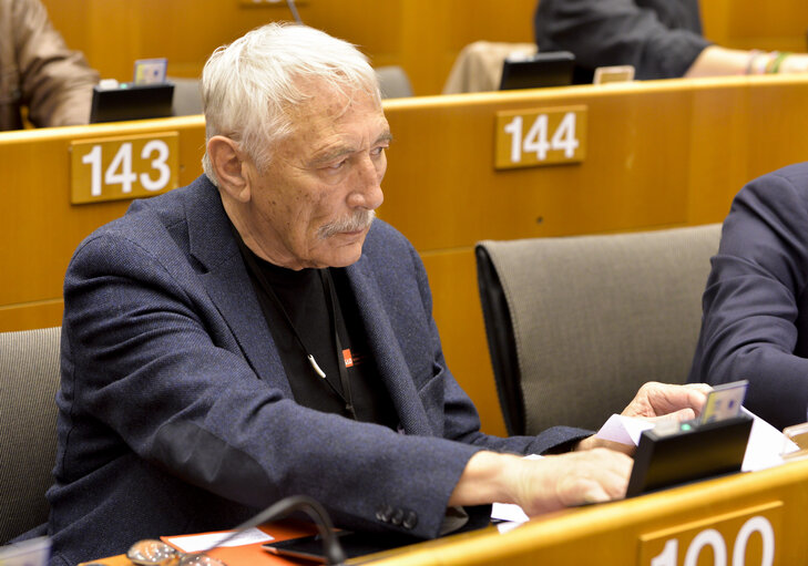 Снимка 2: Portrait of Richard FALBR in plenary session in Brussels