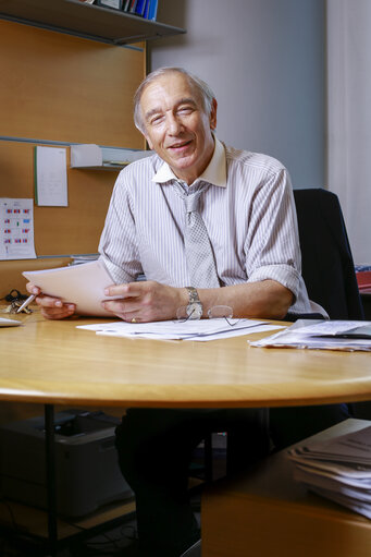 Fotó 8: MEP Bill NEWTON DUNN in his office at the European Parliament in Brussels