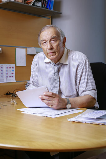 Fotó 6: MEP Bill NEWTON DUNN in his office at the European Parliament in Brussels