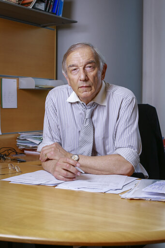 Fotó 4: MEP Bill NEWTON DUNN in his office at the European Parliament in Brussels