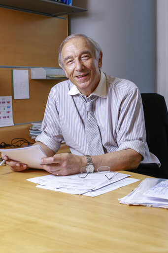 Fotó 7: MEP Bill NEWTON DUNN in his office at the European Parliament in Brussels