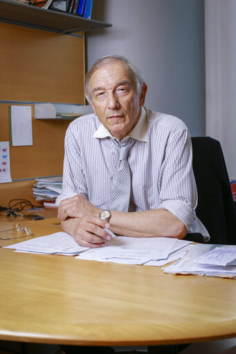 Fotó 5: MEP Bill NEWTON DUNN in his office at the European Parliament in Brussels