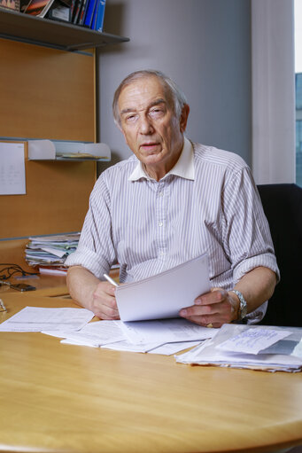 Fotó 1: MEP Bill NEWTON DUNN in his office at the European Parliament in Brussels