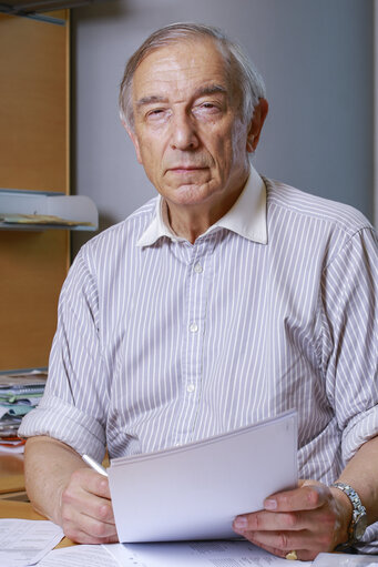 Fotó 2: MEP Bill NEWTON DUNN in his office at the European Parliament in Brussels