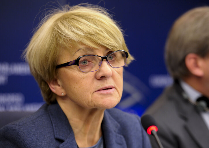 Fotó 2: Press Conference with regional Development Committee Chair Danuta HUBNER, commissioner for regional Policy Johannes HAHN and rapporter Rosa ESTARAS FERRAGUT