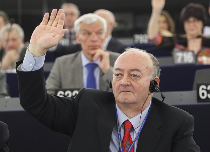 Vincenzo IOVINE during the vote at the plenary session