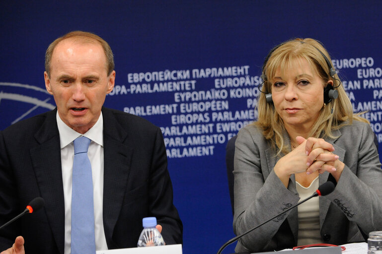 Photo 17 : Press Conference with MEP Othmar KARAS and Anni PODIMATA