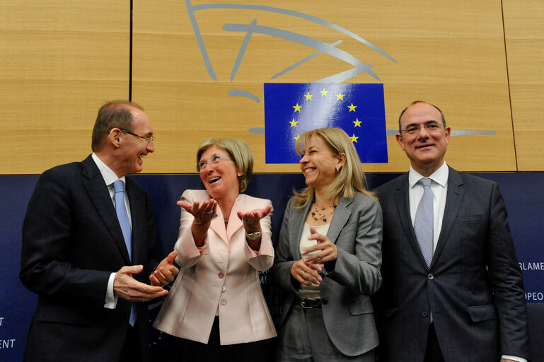 Photo 6 : Press Conference with MEP Othmar KARAS and Anni PODIMATA