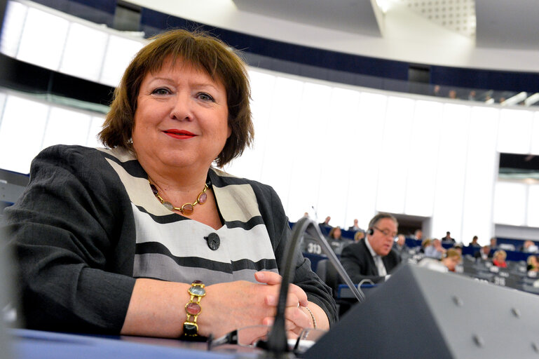 Foto 3: Dagmar ROTH-BEHRENDT in Plenary session week 16 2014 in Strasbourg