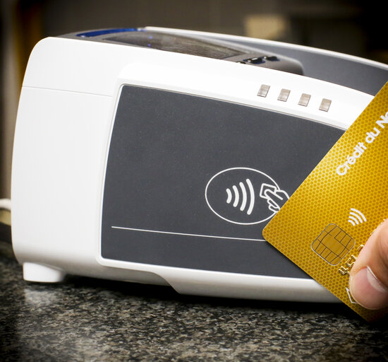 Fotografie 4: NFC (Near Field Communication) symbol on credit card and payment terminal