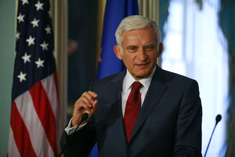 Zdjęcie 1: Jerzy Buzek, EP President, holds a news conference after his meeting with US Secretary of State Hillary Clinton at the U.S. Department of State in Washington, during Buzek's  visit to attend various meetings and the Transatlantic Week Conference