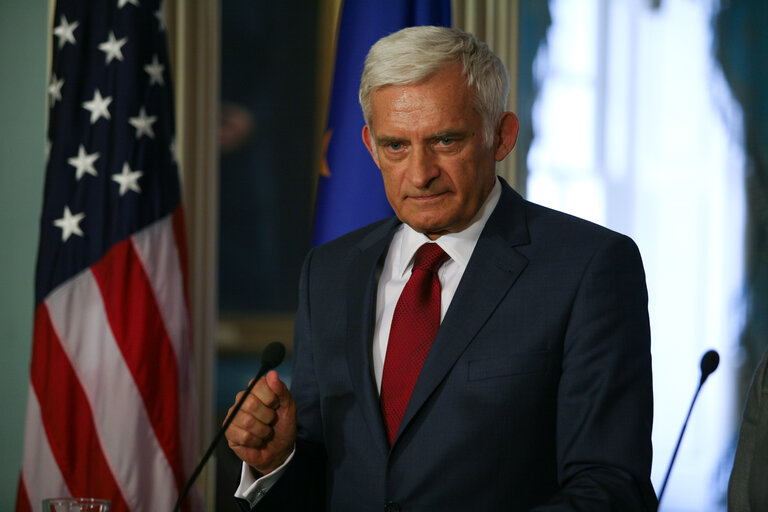Zdjęcie 2: Jerzy Buzek, EP President, holds a news conference after his meeting with US Secretary of State Hillary Clinton at the U.S. Department of State in Washington, during Buzek's  visit to attend various meetings and the Transatlantic Week Conference