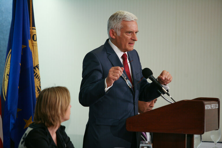 Zdjęcie 12: Jerzy Buzek, EP President, holds a news conference at the National Press Club during his official visit to Washington