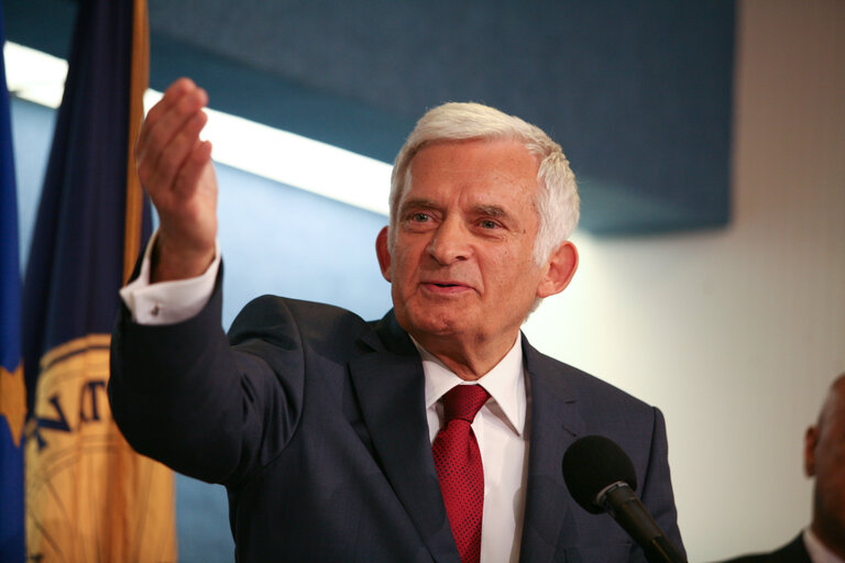 Zdjęcie 4: Jerzy Buzek, EP President, holds a news conference at the National Press Club during his official visit to Washington