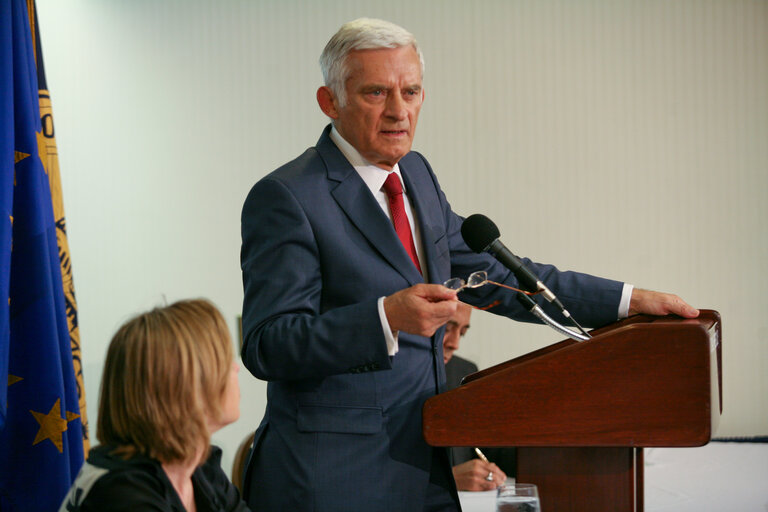 Zdjęcie 13: Jerzy Buzek, EP President, holds a news conference at the National Press Club during his official visit to Washington
