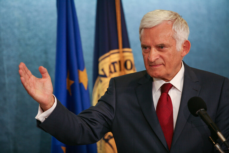 Zdjęcie 5: Jerzy Buzek, EP President, holds a news conference at the National Press Club during his official visit to Washington