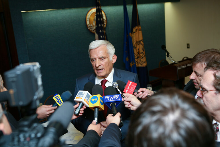 Zdjęcie 3: Jerzy Buzek, EP President, holds a news conference at the National Press Club during his official visit to Washington