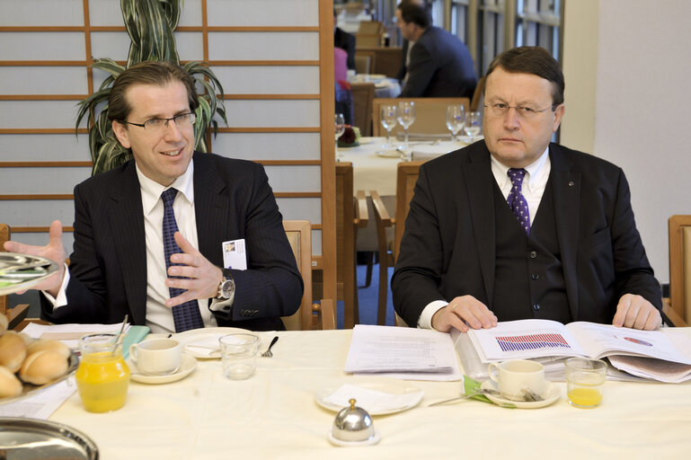 Suriet 1: Press Breakfast Meeting organised by Paul RUBIG MEP with Novartis