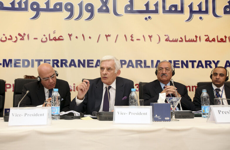 Fotografi 11: President Jerzi Buzek attends the closing meeting of the EMPA plenary session, on March 14, 2010 in Amman, Jordan (Salah Malkawi/ SIPA)