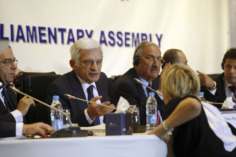 Fotografi 28: President Jerzi Buzek discusses with delegations at the closing meeting of the EMPA plenary session, on March 14, 2010 in Amman, Jordan (Salah Malkawi/ SIPA)