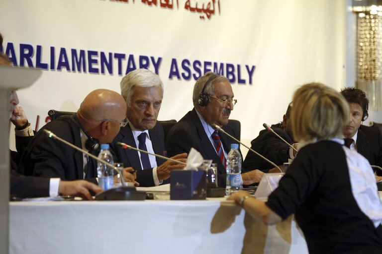 Fotografi 27: President Jerzi Buzek discusses with delegations at the closing meeting of the EMPA plenary session, on March 14, 2010 in Amman, Jordan (Salah Malkawi/ SIPA)