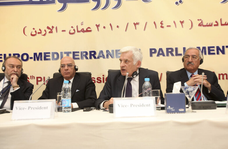 Fotografi 10: President Jerzi Buzek attends the closing meeting of the EMPA plenary session, on March 14, 2010 in Amman, Jordan (Salah Malkawi/ SIPA)