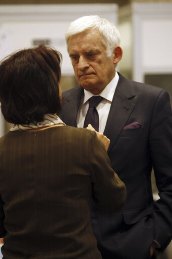 Fotografi 24: President Jerzi Buzek discusses with delegations at the closing meeting of the EMPA plenary session, on March 14, 2010 in Amman, Jordan (Salah Malkawi/ SIPA)