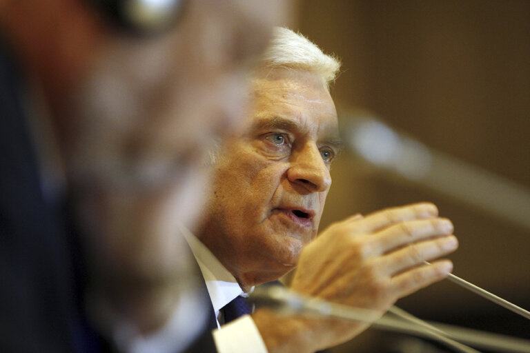 Fotografi 5: President Jerzi Buzek attends the closing meeting of the EMPA plenary session, on March 14, 2010 in Amman, Jordan (Salah Malkawi/ SIPA)