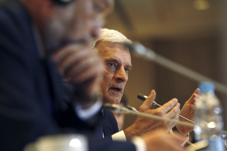 Fotografi 1: President Jerzi Buzek attends the closing meeting of the EMPA plenary session, on March 14, 2010 in Amman, Jordan (Salah Malkawi/ SIPA)