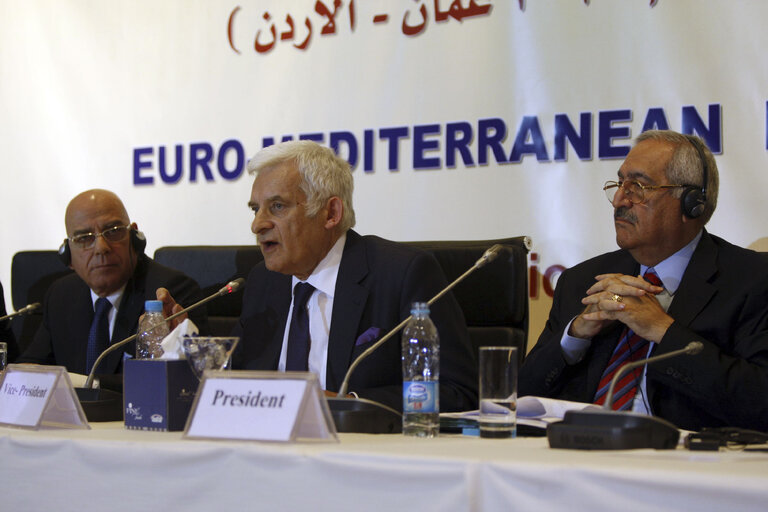 Fotografi 18: President Jerzi Buzek attends the closing meeting of the EMPA plenary session, on March 14, 2010 in Amman, Jordan (Salah Malkawi/ SIPA)