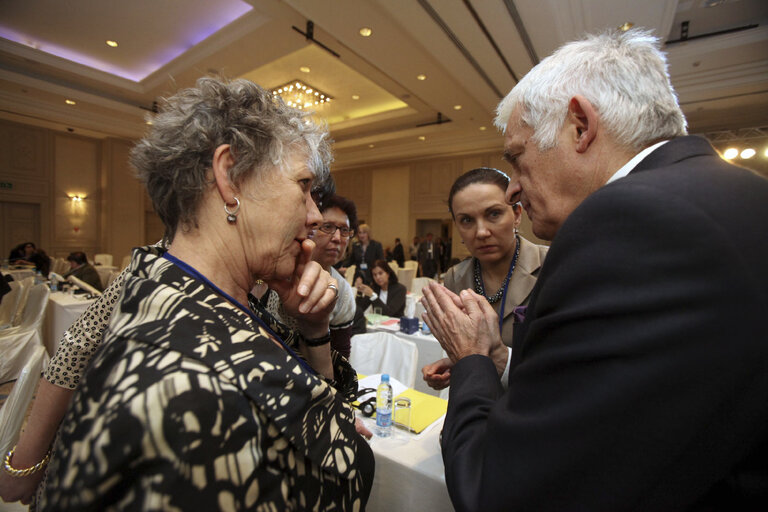 Fotografi 19: President Jerzi Buzek discusses with delegations at the closing meeting of the EMPA plenary session, on March 14, 2010 in Amman, Jordan (Salah Malkawi/ SIPA)