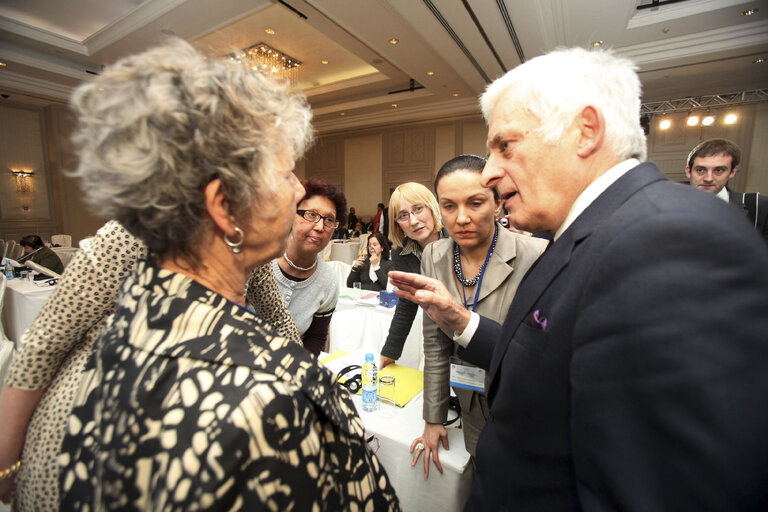 Fotografi 26: President Jerzi Buzek discusses with delegations at the closing meeting of the EMPA plenary session, on March 14, 2010 in Amman, Jordan (Salah Malkawi/ SIPA)