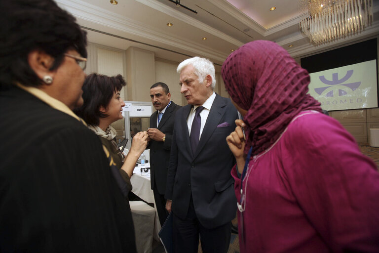 Fotografi 21: President Jerzi Buzek discusses with delegations at the closing meeting of the EMPA plenary session, on March 14, 2010 in Amman, Jordan (Salah Malkawi/ SIPA)