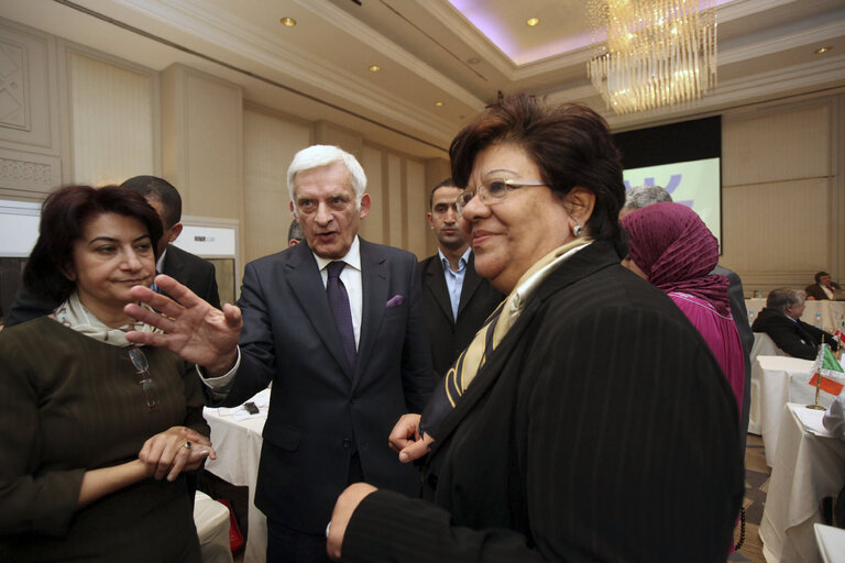 Fotografi 23: President Jerzi Buzek discusses with delegations at the closing meeting of the EMPA plenary session, on March 14, 2010 in Amman, Jordan (Salah Malkawi/ SIPA)