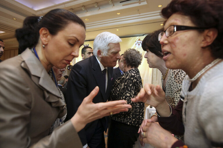 Fotografi 22: President Jerzi Buzek discusses with delegations at the closing meeting of the EMPA plenary session, on March 14, 2010 in Amman, Jordan (Salah Malkawi/ SIPA)