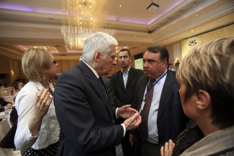 Fotografi 25: President Jerzi Buzek discusses with delegations at the closing meeting of the EMPA plenary session, on March 14, 2010 in Amman, Jordan (Salah Malkawi/ SIPA)