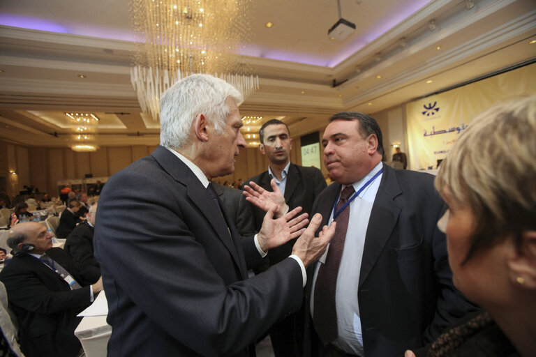 Fotografi 20: President Jerzi Buzek discusses with delegations at the closing meeting of the EMPA plenary session, on March 14, 2010 in Amman, Jordan (Salah Malkawi/ SIPA)