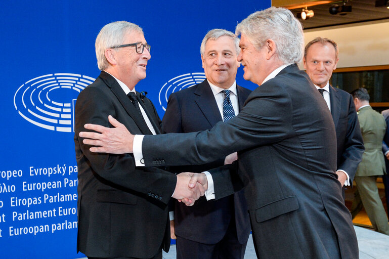 European Ceremony of Honour for Dr. Helmut KOHL - Greeting between Alfonso DASTIS, Spanish Minister for Foreign Affairs, on the right, and Jean-Claude JUNCKER, President of the EC, in the presence of Antonio TAJANI, EP President, 2nd from the left, and Donald TUSK, President of the European Council, 1st from the right